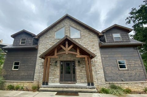 The Sundrop - Pool Table, Arcade Games, Outdoor Hot Tub, + Resort Access House in Gatlinburg