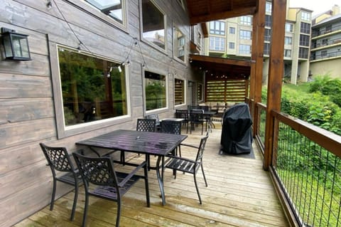 The Sundrop - Pool Table, Arcade Games, Outdoor Hot Tub, + Resort Access House in Gatlinburg