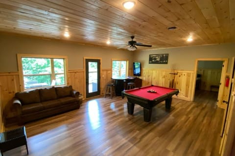 The Sundrop - Pool Table, Arcade Games, Outdoor Hot Tub, + Resort Access House in Gatlinburg