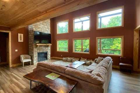 The Sundrop - Pool Table, Arcade Games, Outdoor Hot Tub, + Resort Access House in Gatlinburg