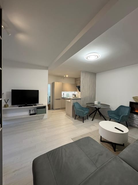Communal lounge/ TV room, TV and multimedia, Living room