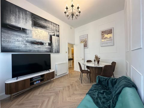TV and multimedia, Living room, Seating area, Dining area, Evening entertainment
