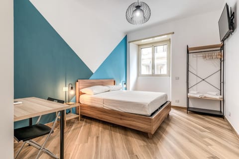 Bed, TV and multimedia, Photo of the whole room, Bedroom