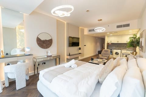 Bed, TV and multimedia, Living room, Photo of the whole room, Bedroom