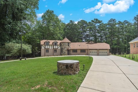Lake Lanier Retreat Dock, Views & Golf Cart House in Lake Lanier