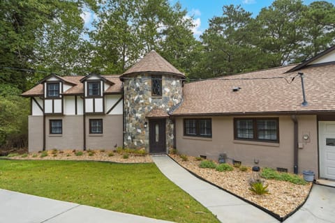 Lake Lanier Retreat Dock, Views & Golf Cart House in Lake Lanier