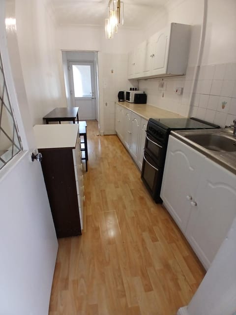 Rose Cottage-4 BED HOUSE FOR CONTRACTORS & FAMILIES Close to M6, J10-NO PARTIES ALLOWED House in Walsall