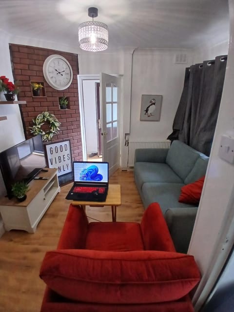 Rose Cottage-4 BED HOUSE FOR CONTRACTORS & FAMILIES Close to M6, J10-NO PARTIES ALLOWED House in Walsall