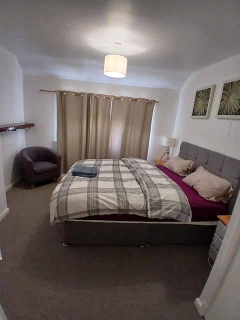 Rose Cottage-4 BED HOUSE FOR CONTRACTORS & FAMILIES Close to M6, J10-NO PARTIES ALLOWED House in Walsall