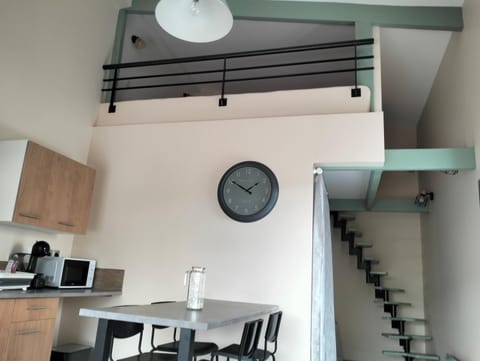 Kitchen or kitchenette, Dining area, stove