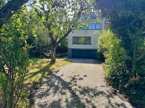 Property building, Facade/entrance, Day, Parking