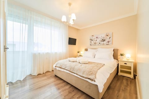 Bed, TV and multimedia, Photo of the whole room, Bedroom, towels
