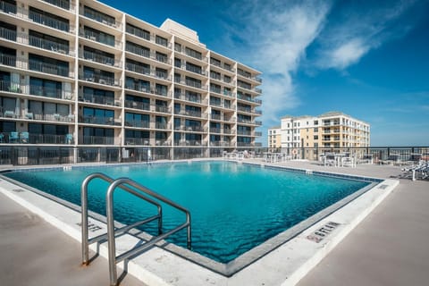 New Listing! Dog-friendly direct oceanfront with private balcony and heated rooftop pool House in Edgewater