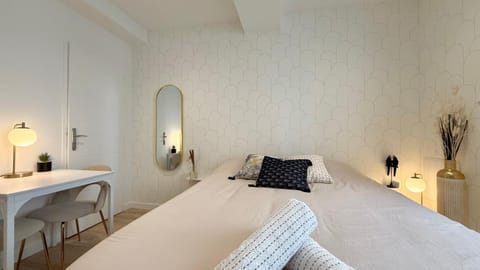 Bed, TV and multimedia, Photo of the whole room, Seating area, Bedroom, heating, internet, towels