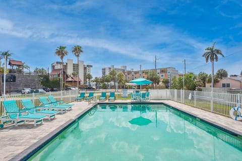 Boho Condo 3-3 Heated pool Apartment in Redington Beach