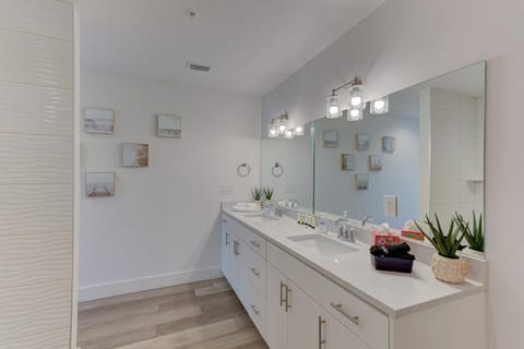 Boho Condo 3-3 Heated pool Apartment in Redington Beach