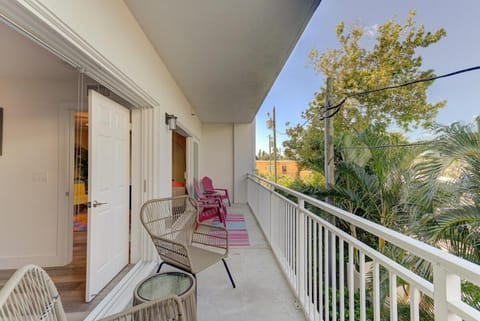 Boho Condo 3-3 Heated pool Apartment in Redington Beach