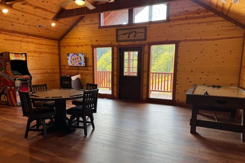 Poppy Bills Retreat - Private Indoor Pool, Large Game Room + Outdoor Hot Tub House in Sevierville
