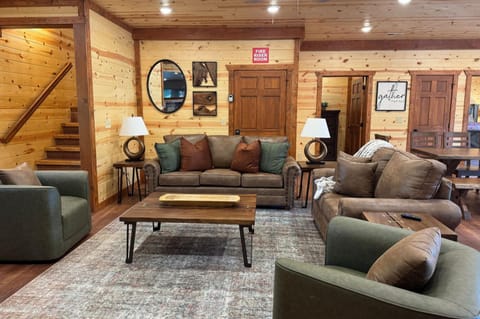 Poppy Bills Retreat - Private Indoor Pool, Large Game Room + Outdoor Hot Tub House in Sevierville