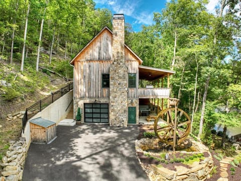 Waterwheel on the Cartecay House in East Ellijay