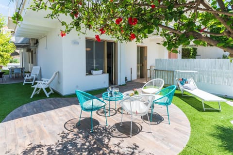 Property building, Spring, Day, Garden, Balcony/Terrace, Balcony/Terrace, Garden view, sunbed