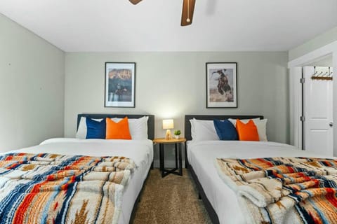 Walk to ATT Stadium Apartment in Arlington