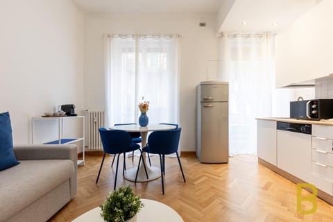 Coffee/tea facilities, Kitchen or kitchenette, Living room, Seating area, Dining area, stove