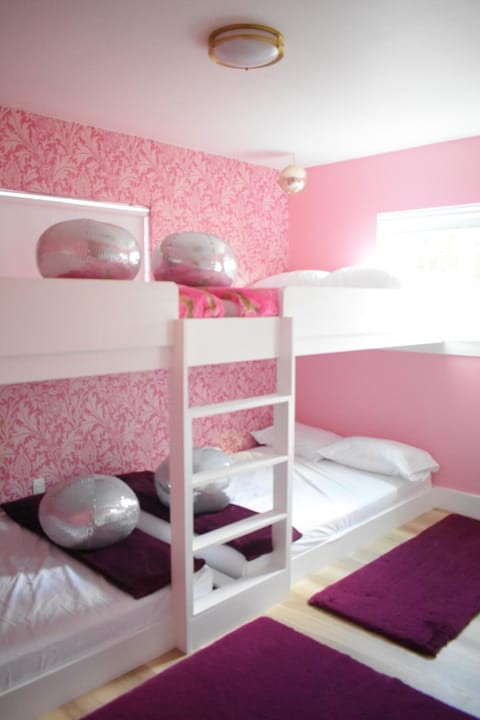 Disco House ATX - Pool, Pickleball, Get Ready Room House in Austin