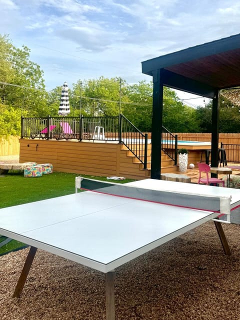 Disco House ATX - Pool, Pickleball, Get Ready Room House in Austin