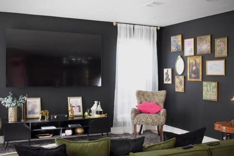 Disco House ATX - Pool, Pickleball, Get Ready Room House in Austin