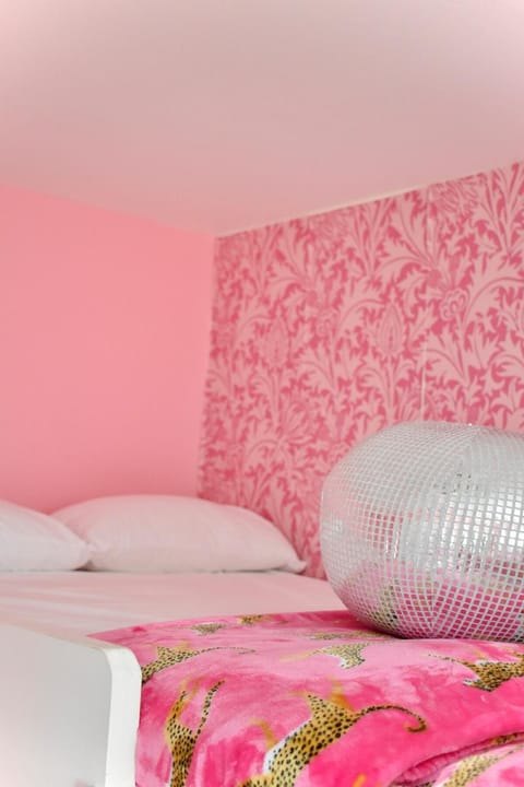 Disco House ATX - Pool, Pickleball, Get Ready Room House in Austin