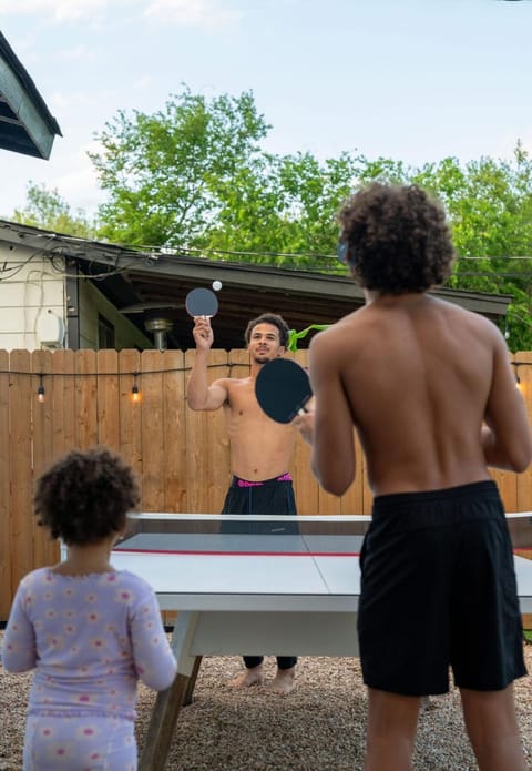 Disco House ATX - Pool, Pickleball, Get Ready Room House in Austin