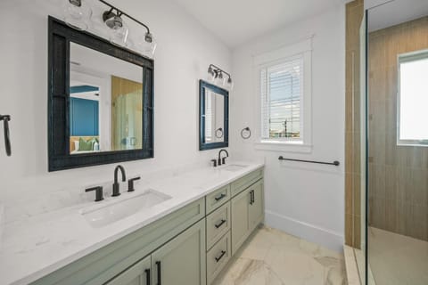 Brand-New Luxury Rental with Pool Spa Rooftop House in Bradenton Beach