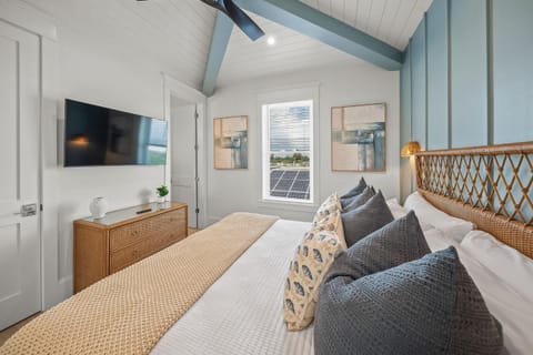 Brand-New Luxury Rental with Pool Spa Rooftop House in Bradenton Beach