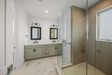 Brand-New Luxury Rental with Pool Spa Rooftop House in Bradenton Beach