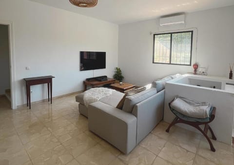 Communal lounge/ TV room, TV and multimedia, Seating area