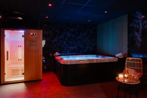 Hot Tub, Sauna