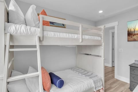 Luxury 5BR- Heated Pool FREE for Sept-Oct House in Carolina Beach