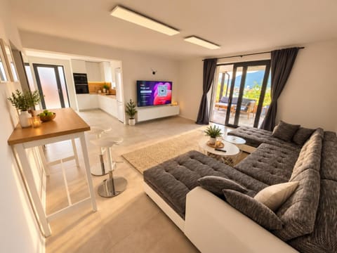 Communal lounge/ TV room, TV and multimedia, Living room, Seating area
