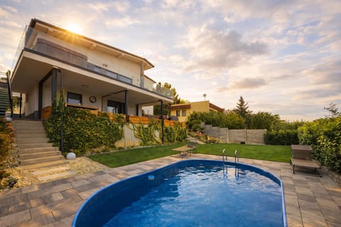 Property building, Garden, Swimming pool