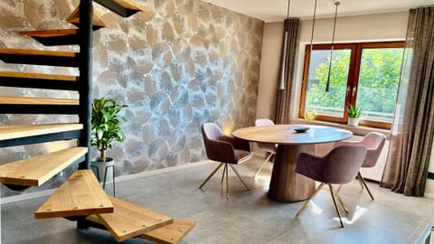 Dining area, Food