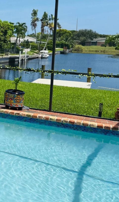 Dockside dreams House in Lake Clarke Shores