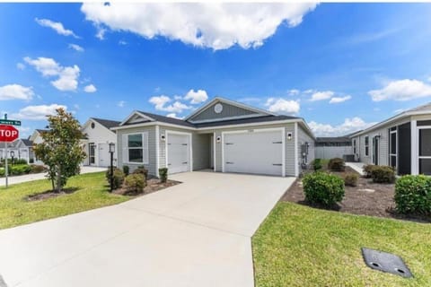 Large 3 bedroom with Pool and Golfcart House in Leesburg