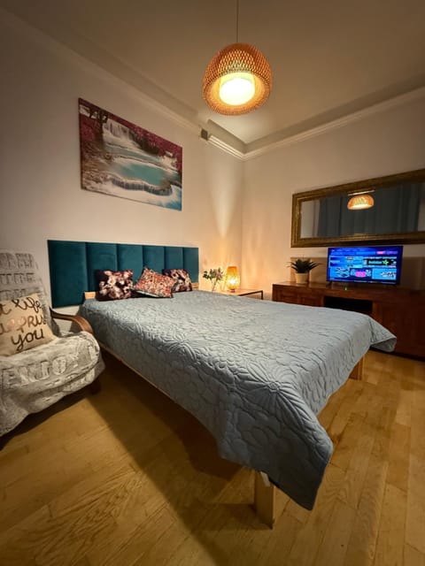 Bed, TV and multimedia, Photo of the whole room, Bedroom