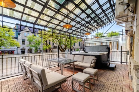 Balcony/Terrace, internet, pet friendly