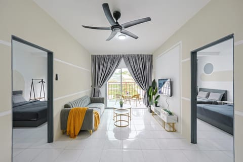 Property building, Bed, TV and multimedia, Living room, Photo of the whole room, Seating area, Bedroom
