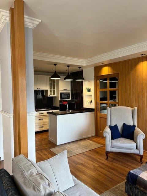 Kitchen or kitchenette, Seating area
