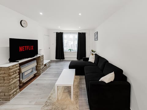 Communal lounge/ TV room, TV and multimedia, Living room, Seating area, Evening entertainment