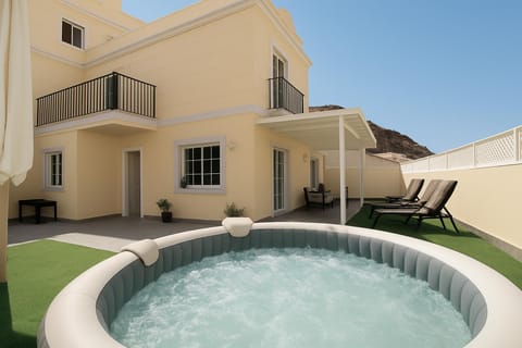 Facade/entrance, Hot Tub, Balcony/Terrace
