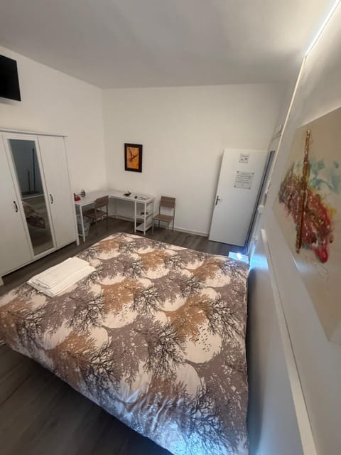 Bed, TV and multimedia, Photo of the whole room, Seating area, Bedroom